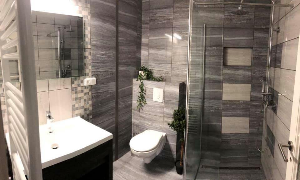Hotel Camelot Tisá Eksteriør bilde